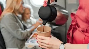 Отвратително! Ето защо НЕ трябва да пиете кафе в самолета