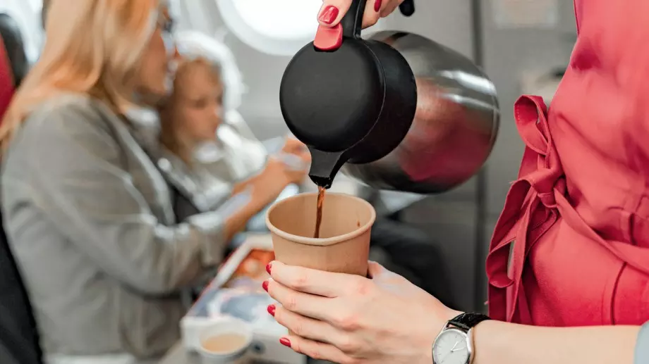 Отвратително! Ето защо НЕ трябва да пиете кафе в самолета