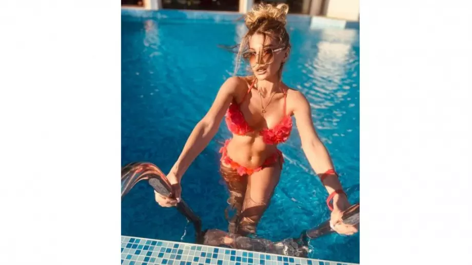 Есил Дюран избра Grand Hotel Sveti Vlas и смая всички с перфектна форма (СНИМКИ)