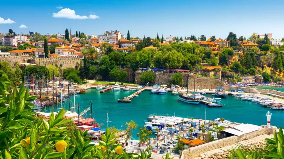 Анталия отчете рекорден брой туристи от началото на годината 