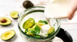 Това смути с авокадо и ягоди е енергийна бомба