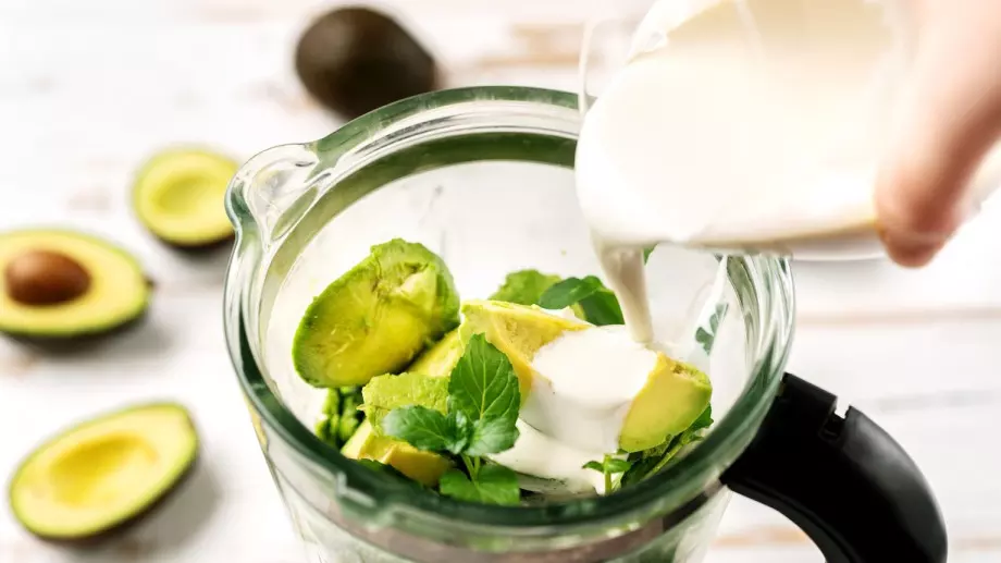 Това смути с авокадо и ягоди е енергийна бомба