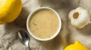 Дресинг за салата с лимон и чесън