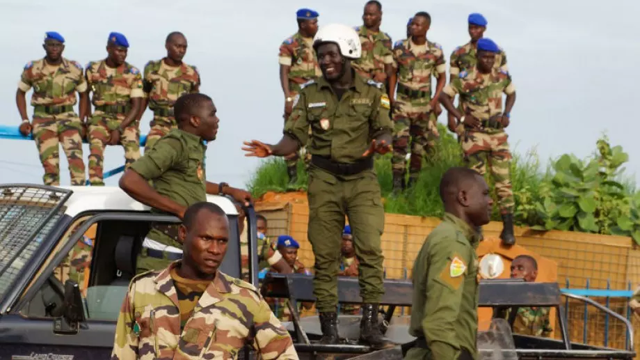 Коя френска компания спря да работи в Габон след преврата?