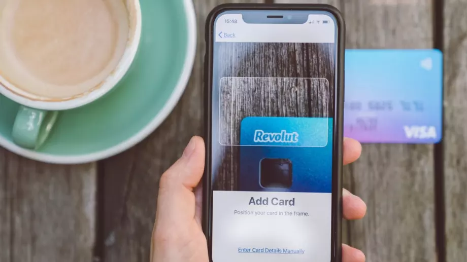 Revolut започва да продава застраховки за автомобили, но на определени свои клиенти