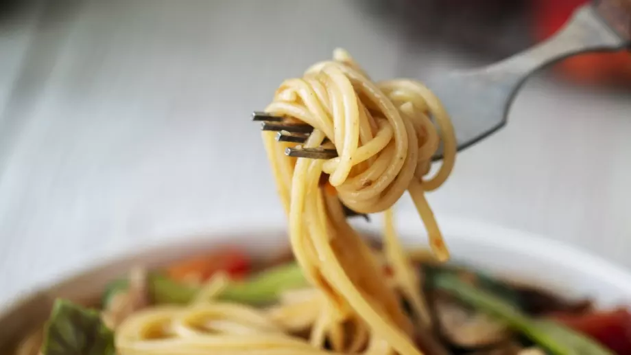 Божествено вкусни спагети с кюфтета в доматен сос