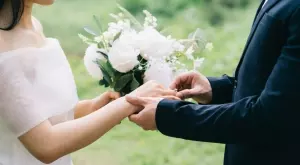 Наистина любов: Той се влюби в самотна майка и осинови 6-те ѝ деца (СНИМКИ)