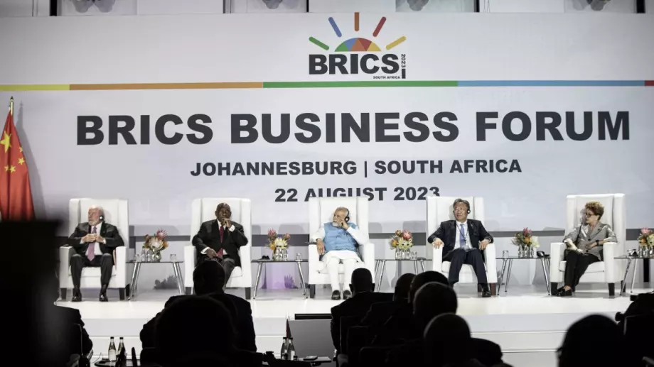 Дедоларизация в действие: Страна, зависима от щатския долар, поиска да се присъедини към банката на БРИКС