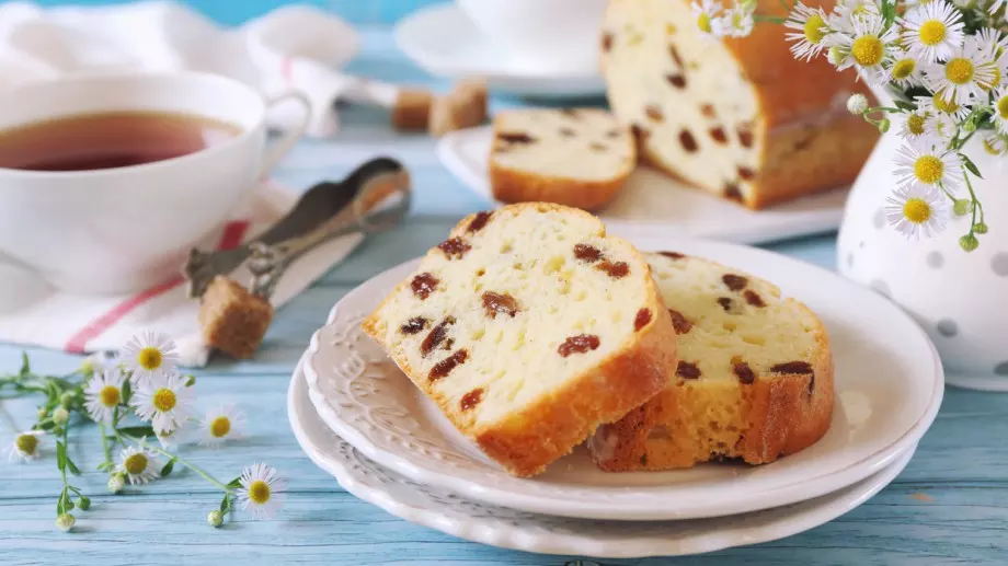 Изумително пухкав кекс със стафиди