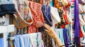 Ефектно и лесно: Направете си красив топ от шал (ВИДЕО)