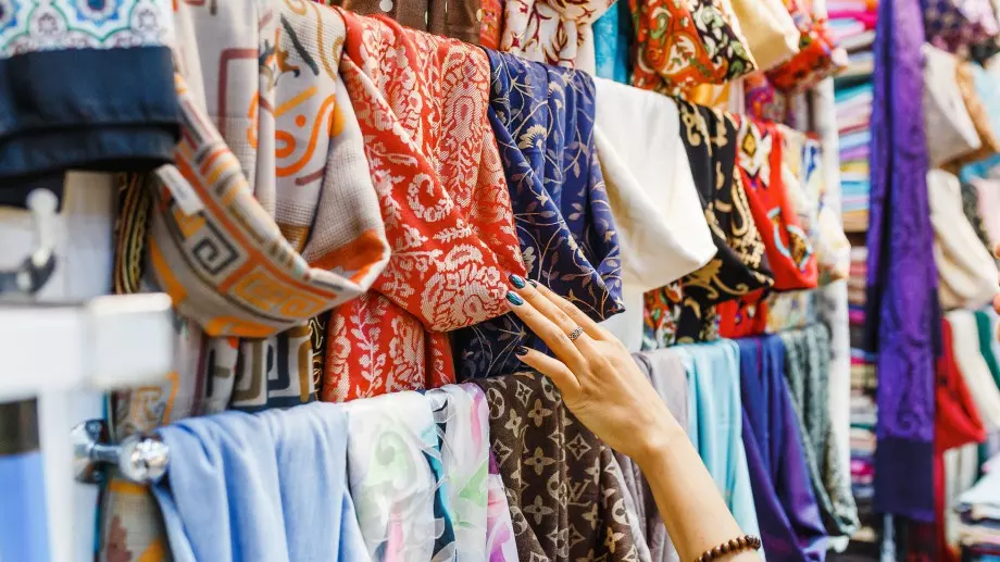 Ефектно и лесно: Направете си красив топ от шал (ВИДЕО)