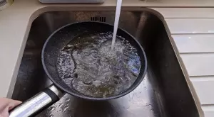 Никога не наливайте вряла вода в мазната тава, ето защо!