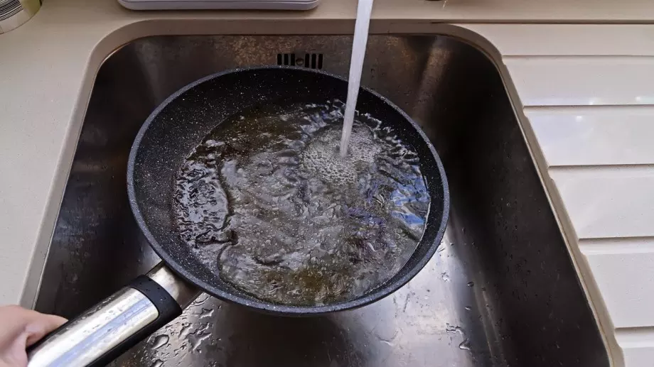 Никога не наливайте вряла вода в мазната тава, ето защо!