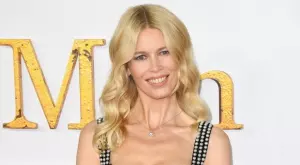 Клаудия Шифър с изумително тяло по бански на 53 (ВИДЕО)