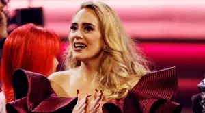 Адел се е омъжила тайно? (ВИДЕО)