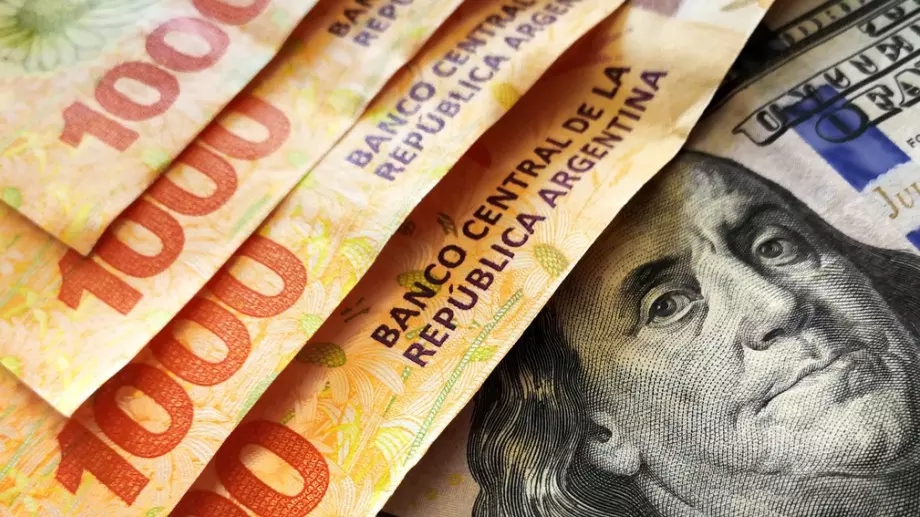 Коя страна  девалвира валутата си с 50%?