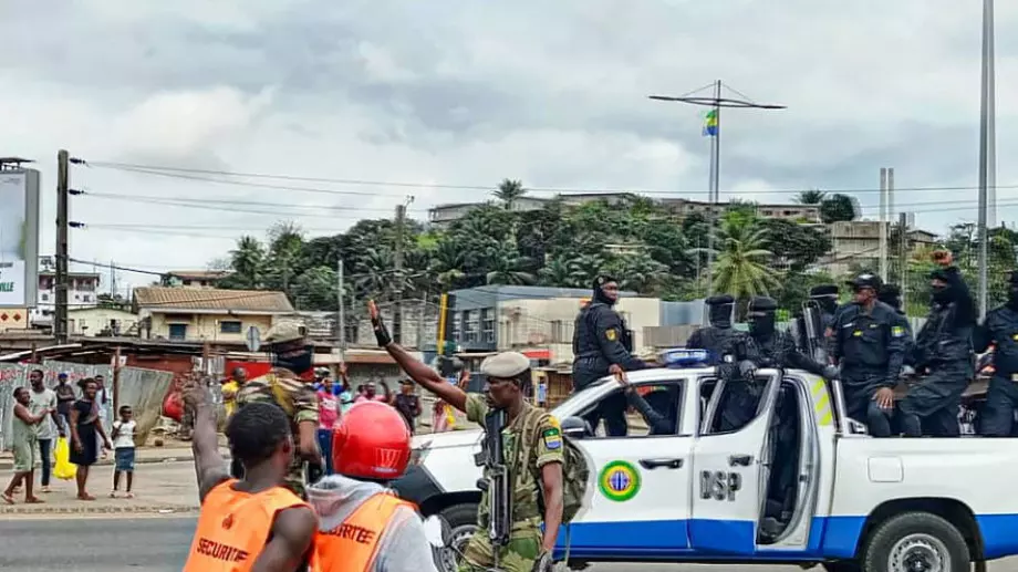 Превратаджиите в Габон отвориха отново границите