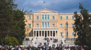 Защо хиляди българи, работещи в Гърция, няма да могат да получат гръцка минимална пенсия?