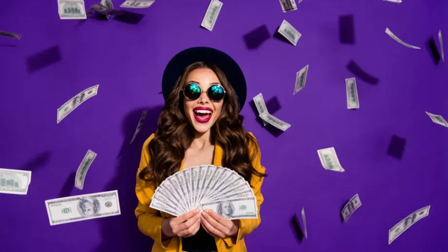 През септември за тези зодии парите ще капят в живота им като есенни листа