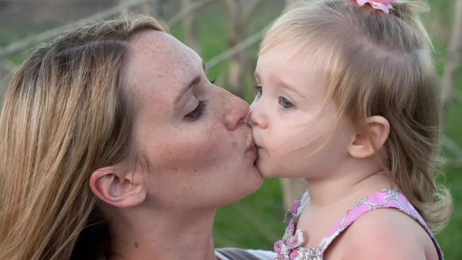 Учени: Ето защо НЕ трябва да целувате детето си по устата