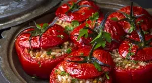 Идеален обяд за цялото семейство: Рецепта за сочни пълнени домати