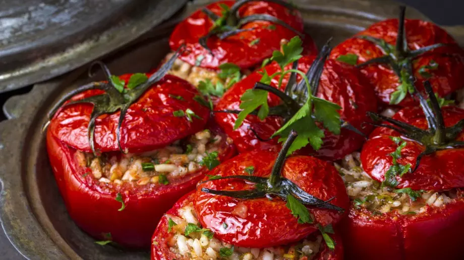 Идеален обяд за цялото семейство: Рецепта за сочни пълнени домати
