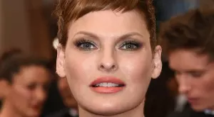 Линда Еванджелиста: Боря се с рак, но съм решена да живея