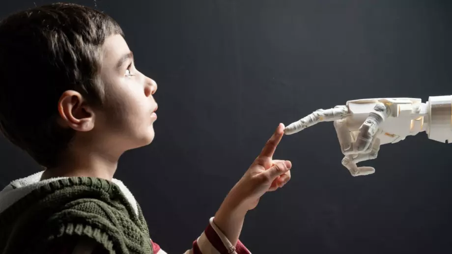 ЮНЕСКО препоръча възрастова граница за използването на изкуствен интелект в училищата