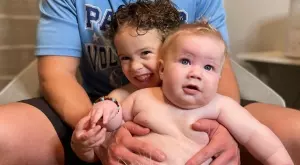 Бебе на 19 месеца носи дрехите на 4-годишния си брат (СНИМКИ)