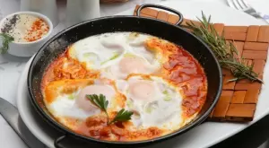 Ще си оближете пръстите: Поширани яйца в доматен сос