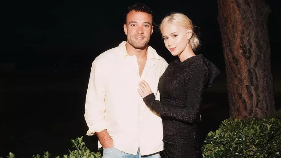 Мария Бакалова посрещна Нова година сингъл