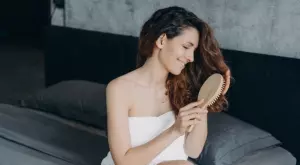 Как правилно да почиствате различните видове четки за коса