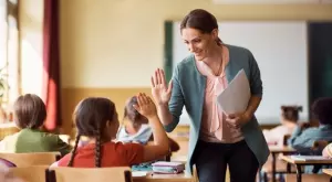 Виц на деня: Учителката изпитва