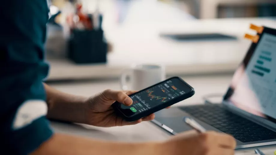 Колко пари щяхте да спечелите, ако вместо нов iPhone купувахте акции на Apple?