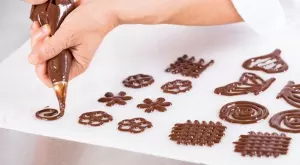 Ефектна декорация от шоколад (ВИДЕО)