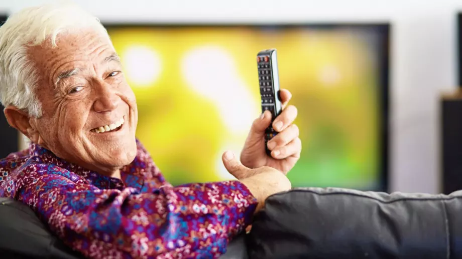 Виц за добър вечер: Дядо и внуче събират листа в двора