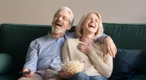 Женски виц за 7 ноември 2023:  Жена, гледай само как се търкалят годините...