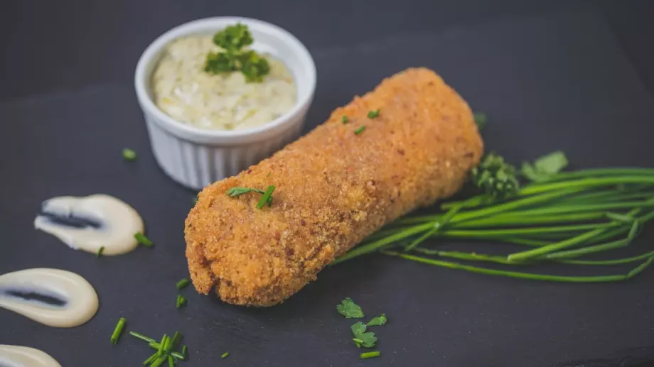 Супер идея за бърза вечеря: Картофено руло с кашкавал и шунка