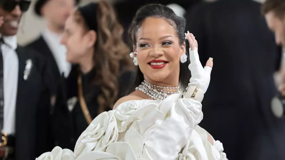 Дебют: Риана показа новороденото си бебе (СНИМКИ)