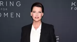 Линда Еванджелиста: Бях тормозена от мъжа ми, трудно се измъкнах