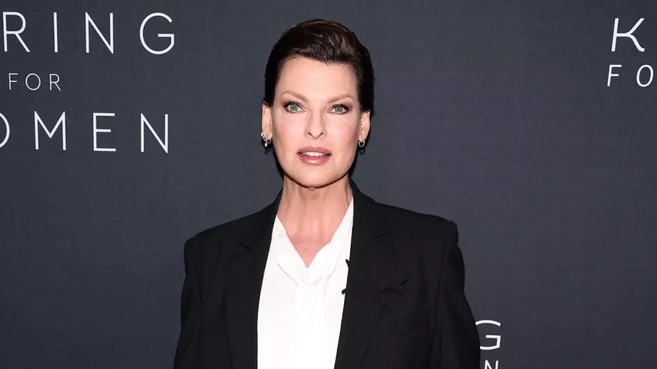 Линда Еванджелиста: Бях тормозена от мъжа ми, трудно се измъкнах