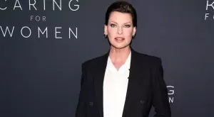 Линда Еванджелиста се завърна в света на модата (СНИМКИ)