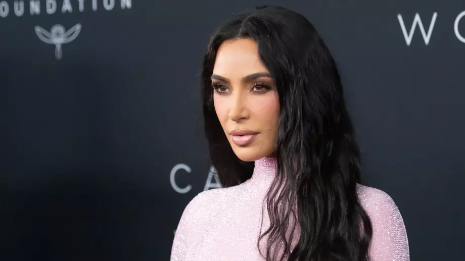 Ким Кардашиян и Аня Тейлър-Джой отнесоха критики заради корсет (СНИМКИ)