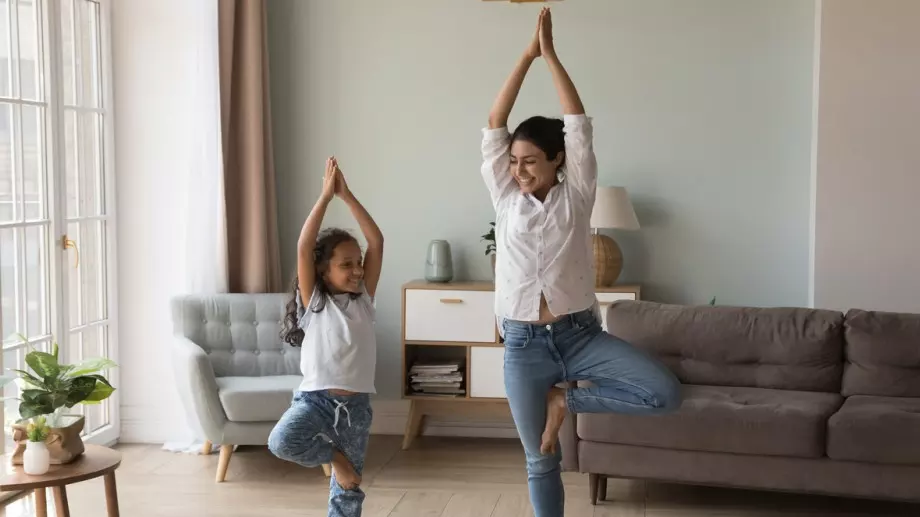 Страхотна семейна йога, която да правите с децата (ВИДЕО)