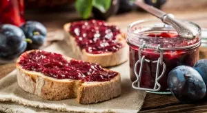 Сладко от сини сливи на фурна по бабина рецепта