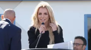 Полиция в дома на Бритни Спиърс след инцидент с нож (ВИДЕО)