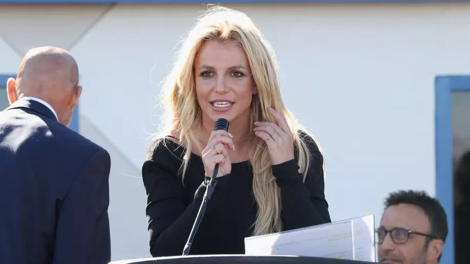 Полиция в дома на Бритни Спиърс след инцидент с нож (ВИДЕО)