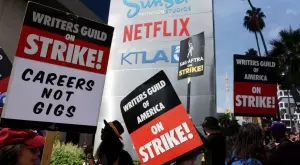 Стачкуващите сценаристи се споразумяха с филмовите студиа 