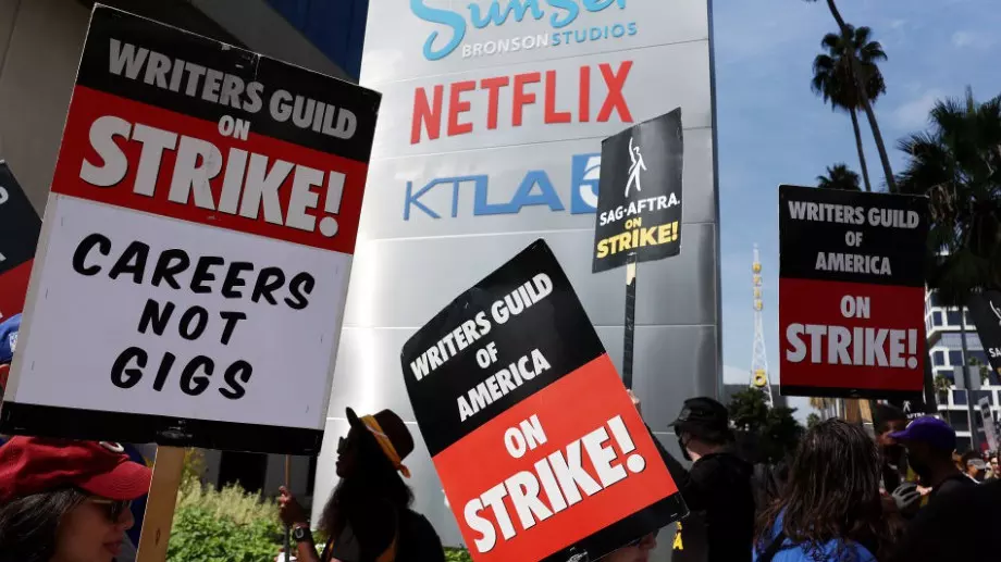 Стачкуващите сценаристи се споразумяха с филмовите студиа