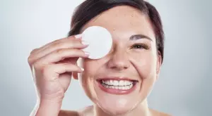 Супер трик за нанасяне на грим с памучен тампон (ВИДЕО)